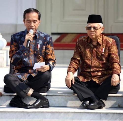 印尼总统高难度坐姿火了，网友纷纷发起挑战：太难了
