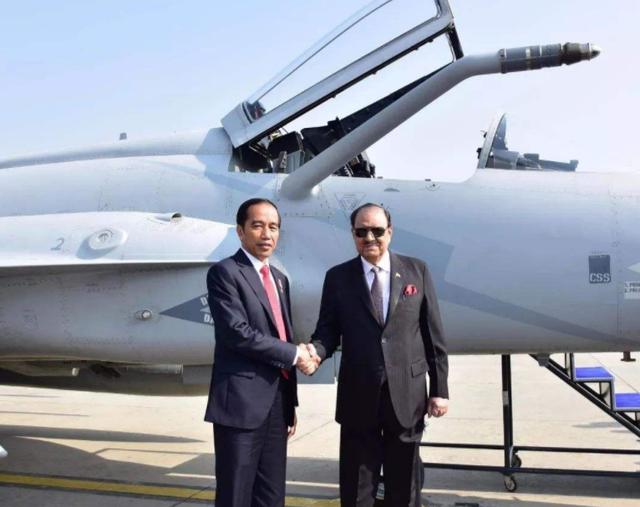 枭龙战机失去重要市场，印尼总统亲自参观后，拍板订购美制F16