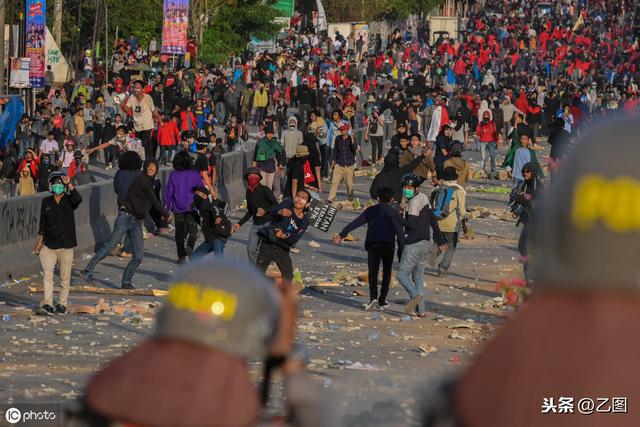 印尼欲通过禁止未婚同居和性行为法案，数千人示威与警方发生冲突