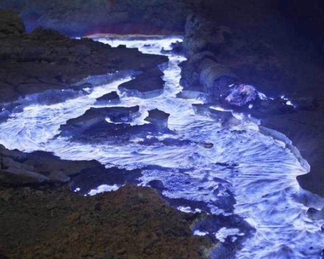 印尼这座“冷艳”火山，流淌着蓝色岩浆，堪称探险家的天堂