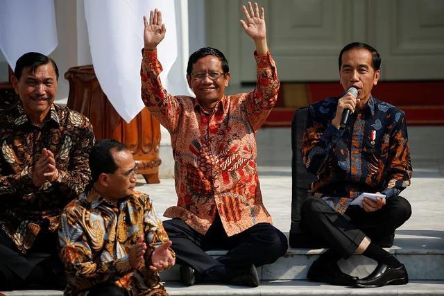 可能印尼总统也没想到，他的高难度坐姿火了