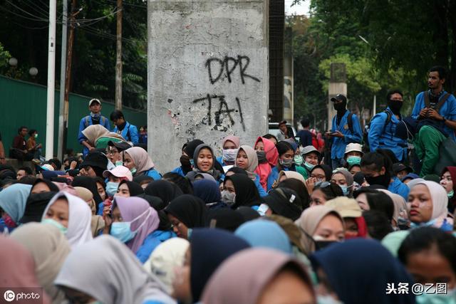 印尼欲通过禁止未婚同居和性行为法案，数千人示威与警方发生冲突