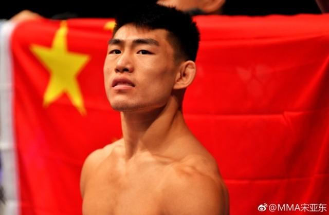 UFC兩場全拿花紅！可北京奧運會他十歲時還在鳥巢推三輪賣小國旗