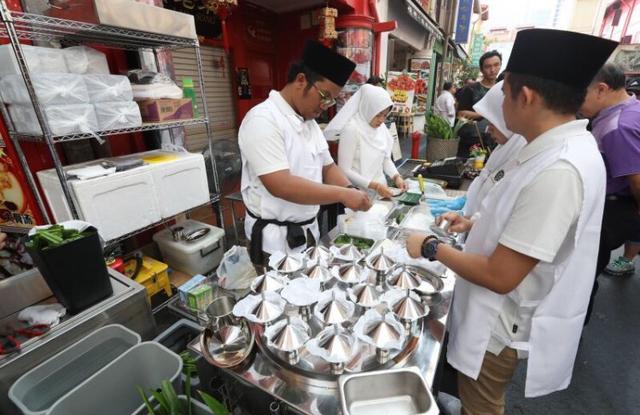 品尝传统佳肴仅付五毛钱，新加坡牛车水“美食荟萃”吸引长长人龙
