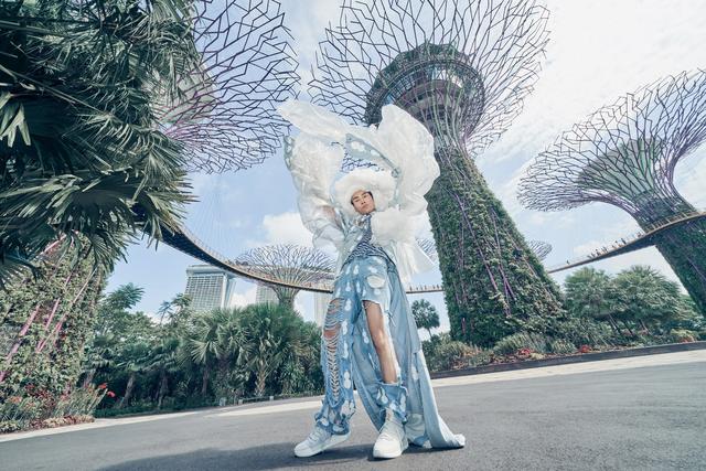 行爲藝術家萬雲峰爲呼籲環保在新加坡走秀