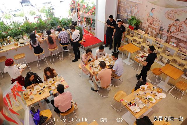 新加坡消费这么低吗？风靡狮城30年肉骨茶，茶粥12，政要明星都吃