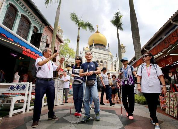 走一趟“回顧之旅” 新加坡年長義工帶同齡視障者遊甘榜格南