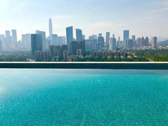 繁华都市里的无边泳池，貌似新加坡的金沙酒店，就在深圳华强北！