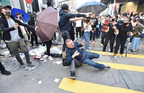 香港暴徒破壞設施堵塞道路 日本遊客被誤認內地人遭襲
