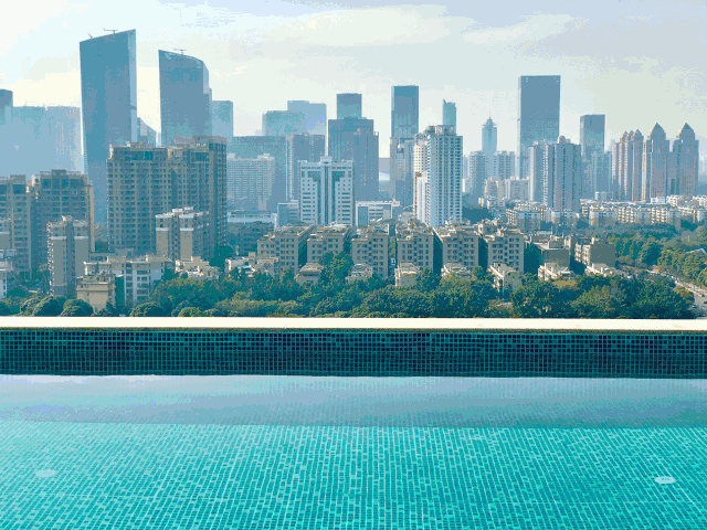 繁華都市裏的無邊泳池，貌似新加坡的金沙酒店，就在深圳華強北！