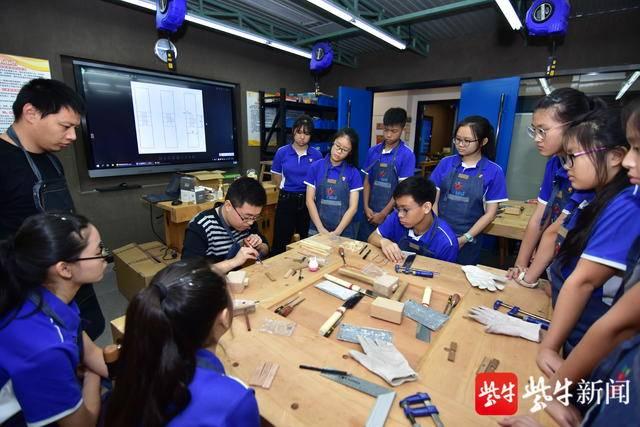 新加坡師生蘇州體驗“智造之家”科技課程，自制“魯班鎖”感受中國傳統榫卯結構的神奇