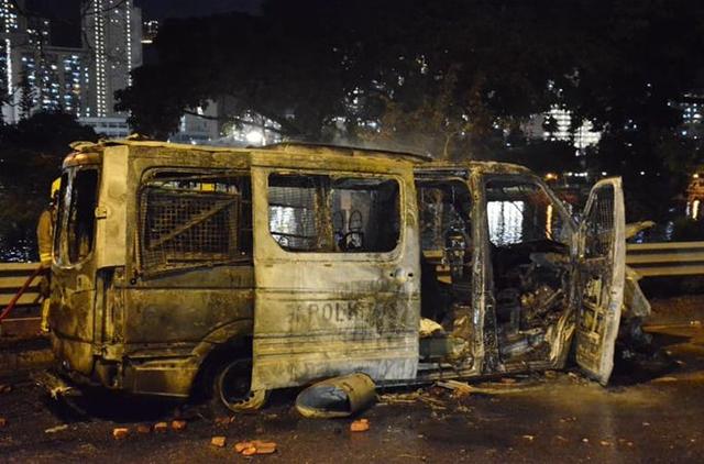 香港警車被焚毀，摩托車“義士”救走落單警察
