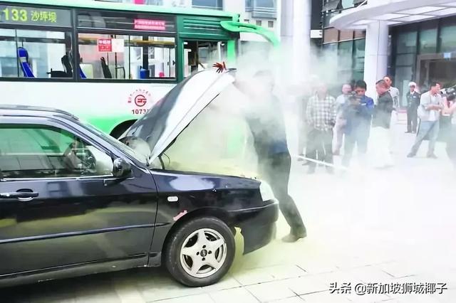 新加坡汽车又双叒叕起火了，浓烟滚滚！汽车起火怎么办！