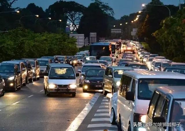 在新加坡小長假出行有多難？堵了18個小時才到家...