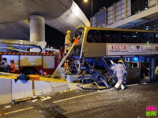 突發！香港一巴士意外撞石墩：車身嚴重損毀 十多人受傷