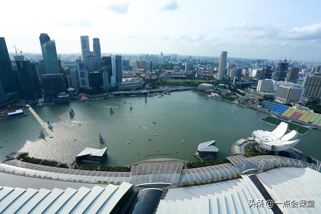 建在金沙酒店55层楼顶上的空中无边游泳池，真的没有边吗？