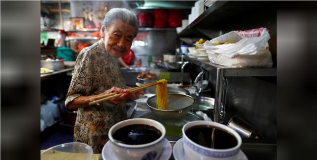 新加坡美食天堂的背后：从业者年龄近60、每天酷热厨房工作16小时
