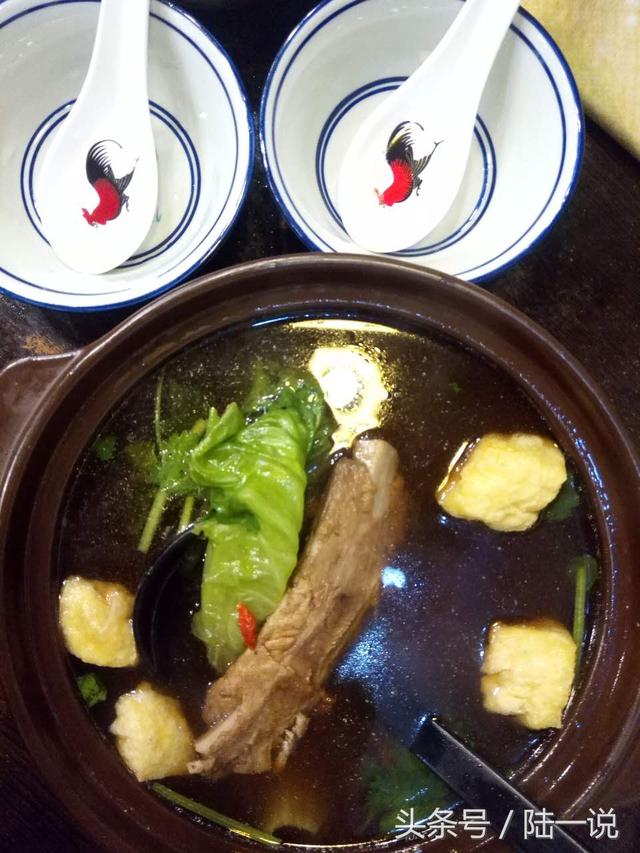 新加坡华侨回国开餐饮店：鸡骨还是红的，鸡肉超级嫩，海南鸡饭好吃！