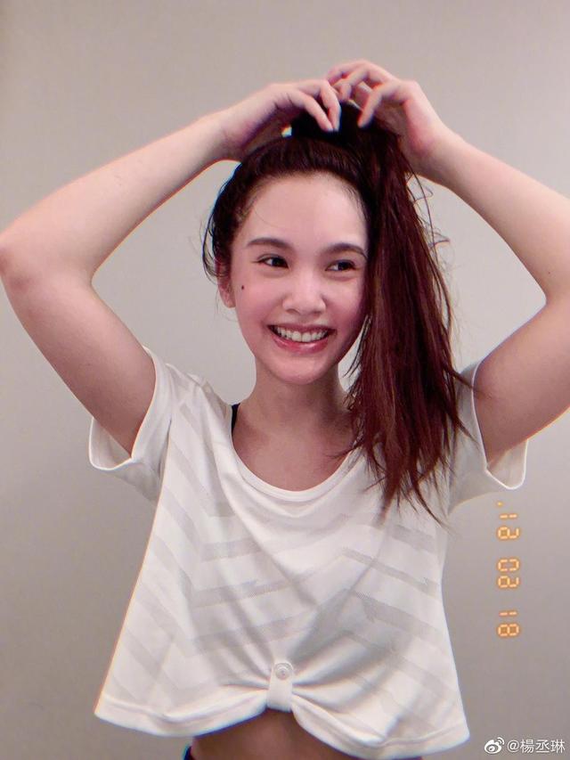 杨丞琳曝领证结婚后晒九宫格 扎高马尾青春面色红润