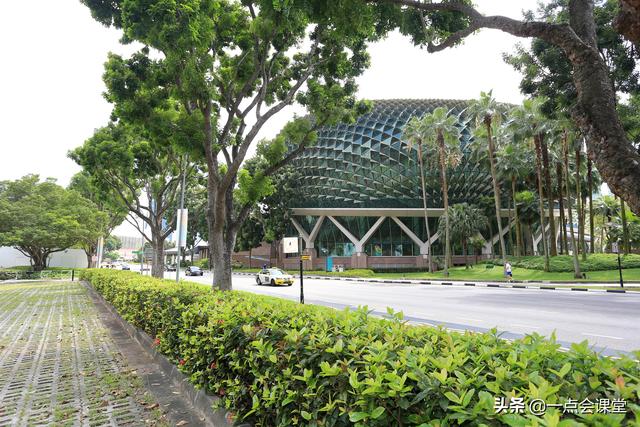 一個外觀像水果的建築：新加坡濱海藝術中心，俗稱“大榴蓮”
