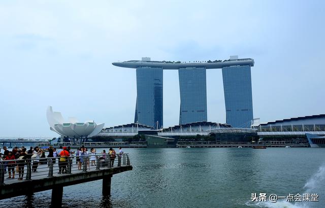 金沙大酒店和鱼尾狮近在咫尺，隔海相望，几步一个景点很省腿