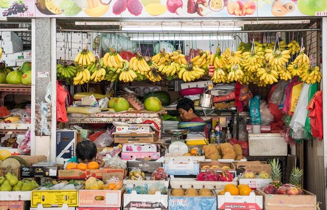 熟食档大排长龙，物品明码标价，带你看看新加坡的集贸市场！