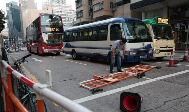 香港一線丨被截停的巴士旁邊，暴徒在扔燃燒彈