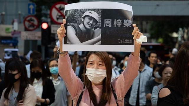 利用周同学身亡搞政治运动，香港的法治休克了吗？！