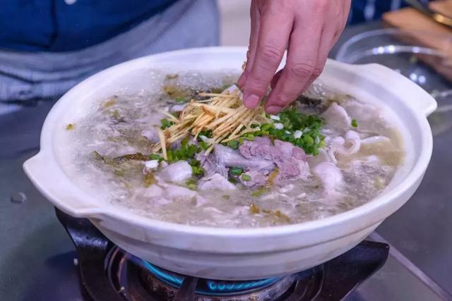 酸菜白肉鍋與新加坡肉骨茶的完美結合帶給你不一樣的味覺體驗