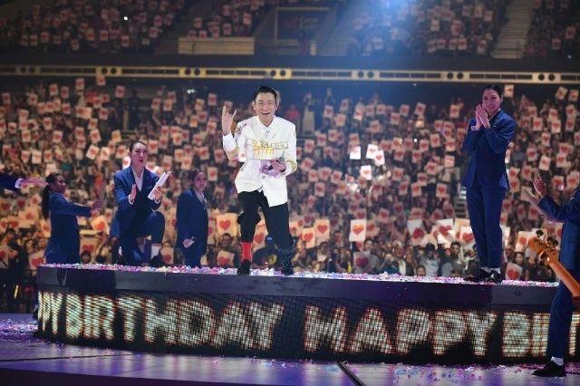 场面感动！刘德华巡回演唱会新加坡站过58岁生日：万人合唱生日歌