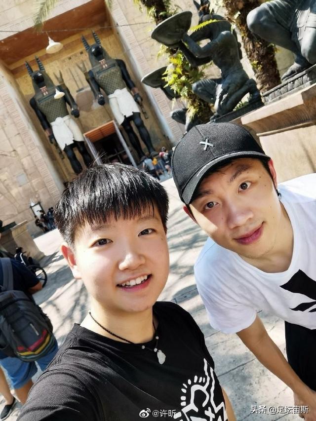 国乒2大冠军游玩新加坡！许昕带侄女孙颖莎自拍 莎莎喊昕哥赞带劲