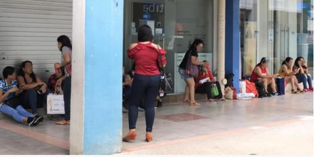 新加坡数百女佣挤爆狭窄走道 只为向贷款公司借钱