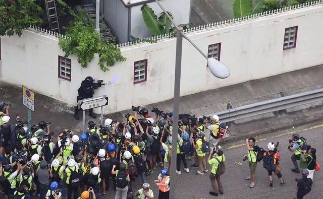 香港市民怒批無良記者，寫信給國際記聯：“請調查香港記協！”丨世界觀