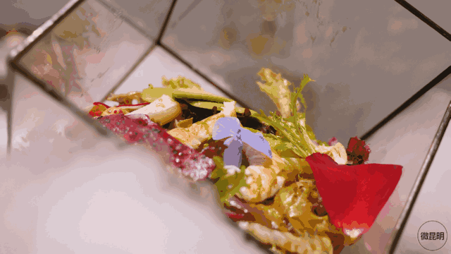 美出天際！一家鮮花圍繞的ins風新加坡網紅餐廳在昆明火了！