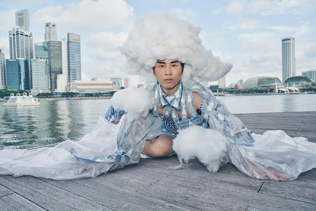 行爲藝術家萬雲峰爲呼籲環保在新加坡走秀