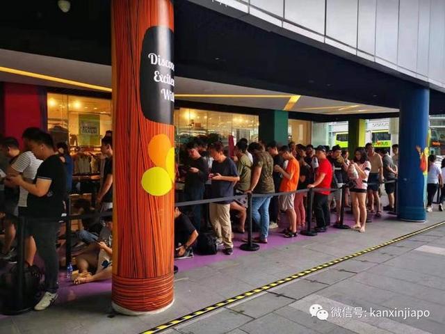 人從衆，華爲Mate30在新加坡發售，烏節路商場上百人排長龍搶購