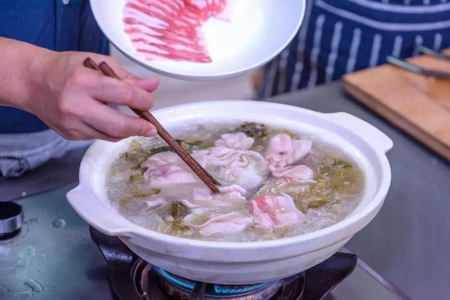 酸菜白肉鍋與新加坡肉骨茶的完美結合帶給你不一樣的味覺體驗