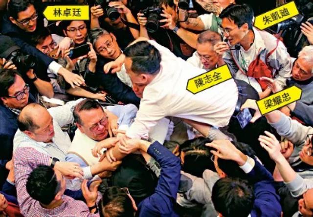 时机 | 港警鸣枪示警 香港7名反对派议员被捕