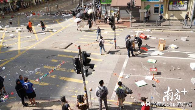 香港暴徒在中环、旺角堵路，多辆巴士被破坏，现场出现车龙