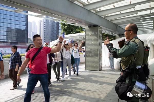 這個周末香港萬人“怒吼”撐警