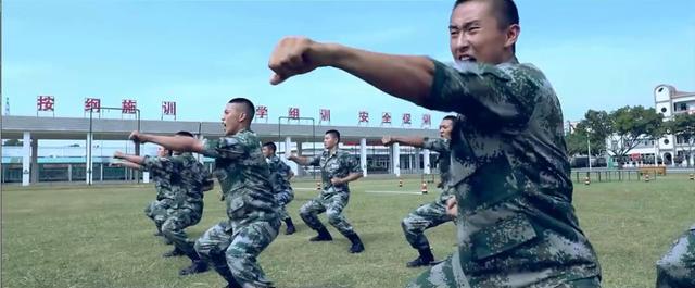 驻香港部队里的年轻人，个个身怀绝技 网友：从少林寺学的？