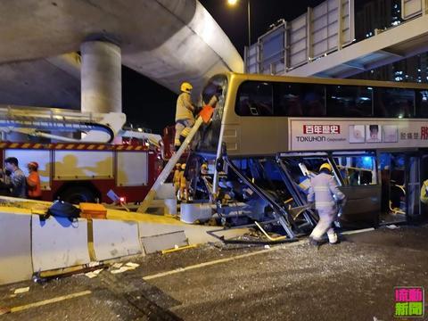 突發！香港一巴士意外撞石墩：車身嚴重損毀 33人受傷