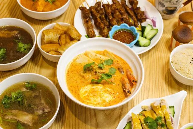新加坡人氣小食館來了！靠著一碗肉骨茶，吸引了90%的回頭客！