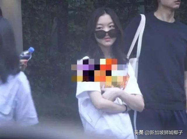 王菲女儿李嫣惹争议，新加坡网友留言力挺