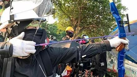 行为恶劣！暴徒用弓箭攻击清障的香港市民