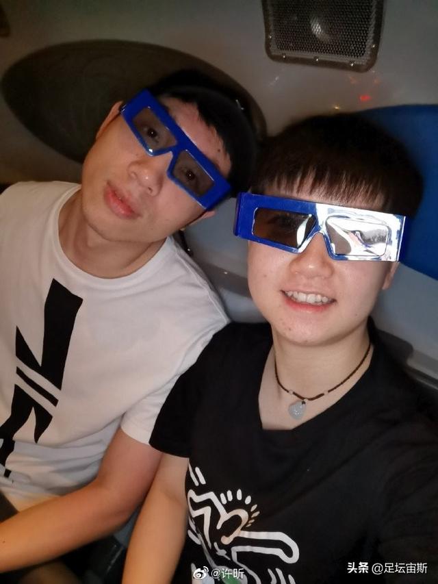 国乒2大冠军游玩新加坡！许昕带侄女孙颖莎自拍 莎莎喊昕哥赞带劲