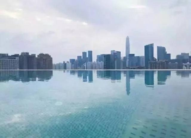 繁华都市里的无边泳池，貌似新加坡的金沙酒店，就在深圳华强北！