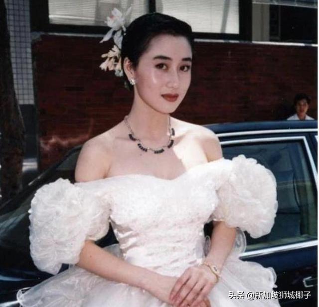 李連傑在新加坡長大的女兒罕見亮相，參加名媛舞會引發熱議