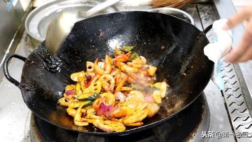 大廚教你麻辣香鍋的家常做法，葷素搭配要啥有啥，香辣十足又營養
