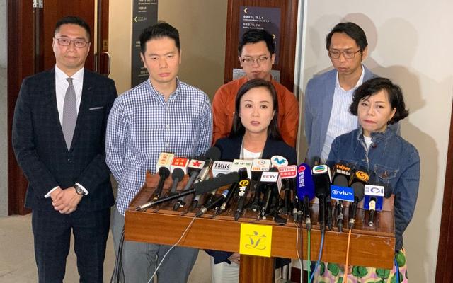 香港建制派議員哽咽譴責暴力：望大家爲了香港停止施暴